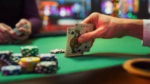 Meja blackjack dealer langsung dengan kartu dan chip